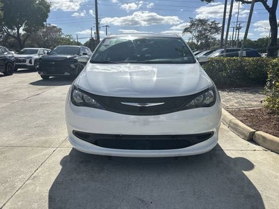 2023 Chrysler Voyager LX