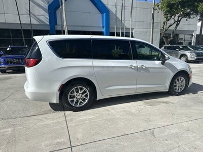 2023 Chrysler Voyager LX