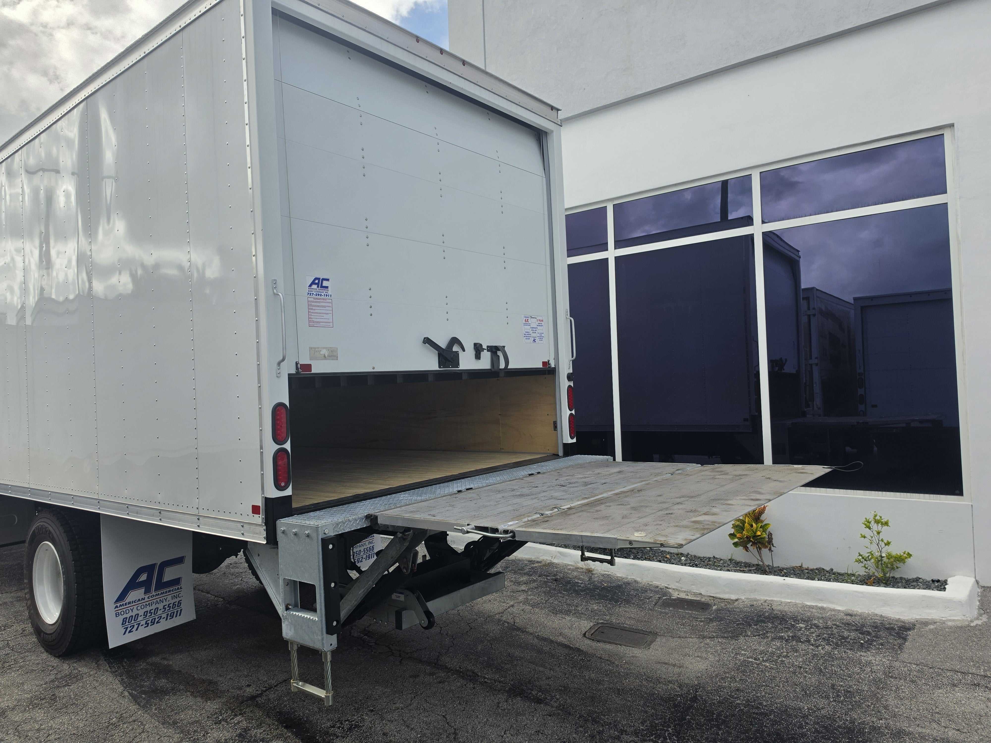 2025 Isuzu FTR Base
